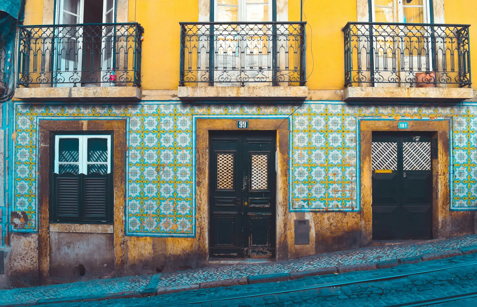 Facade of a street in Lisbon